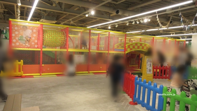 軽井沢アウトレットのあそびパークのボールプール付きアスレチックの全体の写真